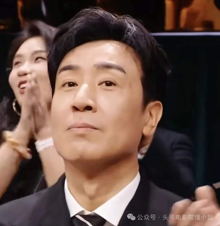 于和伟拿金鹰视帝没哭，上来三个男的，他绷不住了，宋佳杨紫哭，图片 1