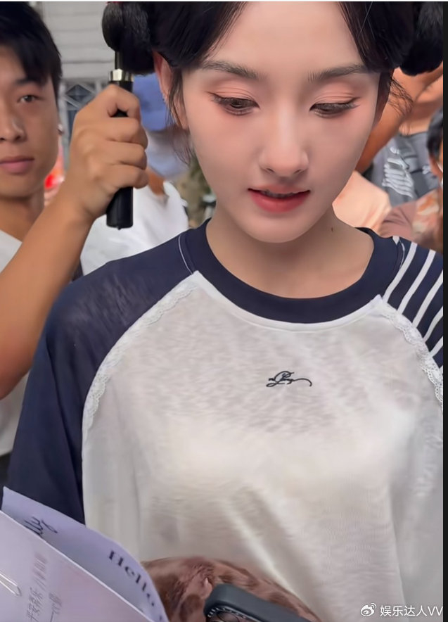 宋祖儿拒收鲜花留卡片，一句“别瞎花钱”上热搜：娱乐圈早就该这么，图片 1