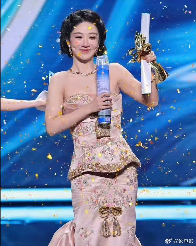 杨紫，第一个获得白玉兰奖的90后演员，她的哽咽发言迎来众星祝贺，图片 1