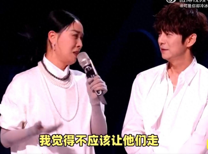 那英直播落泪语出惊人，何炅紧急救场哭笑不得，图片 1