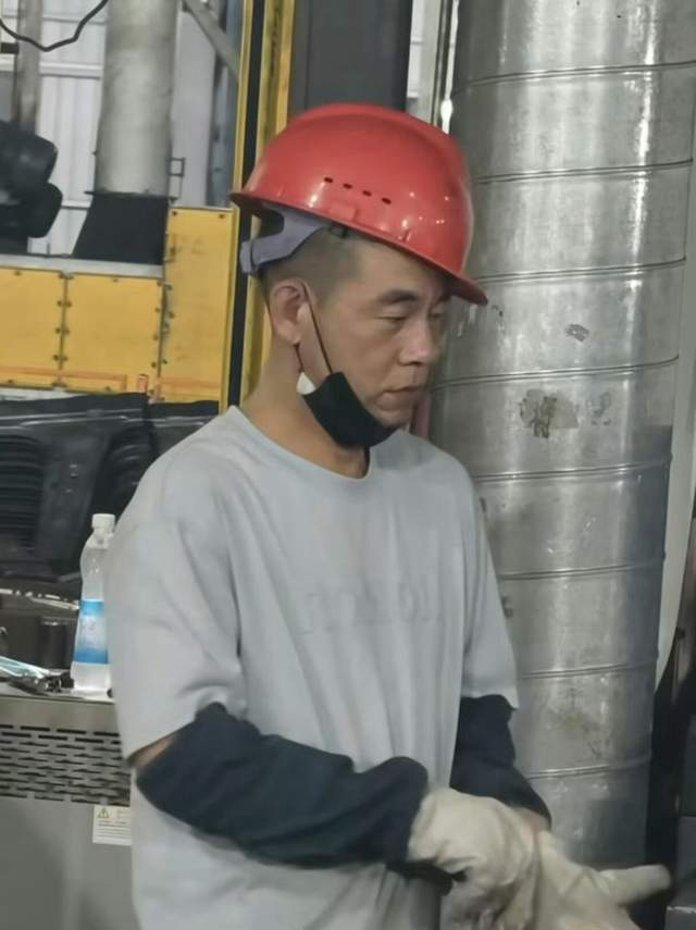 工厂大哥撞脸陈小春引全网寻亲，陈小春上线查看，大哥开直播澄清，图片 1
